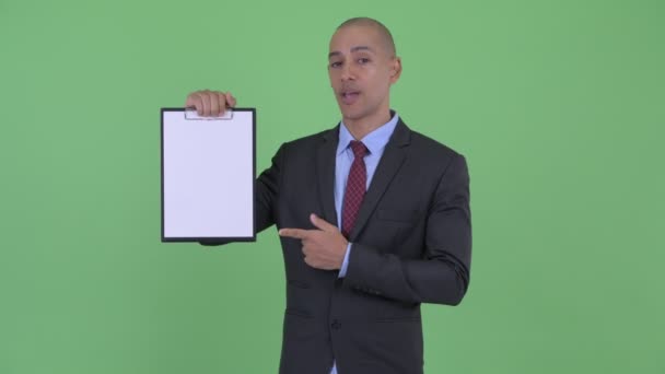 Gestrest kale multi etnische zakenman toont Klembord en geven duimen naar beneden — Stockvideo