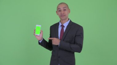 Mutlu kel çok etnik işadamı telefon gösteren ve başparmak veren