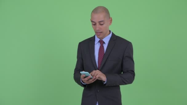 Feliz careca multi empresário étnico usando telefone e olhando surpreso — Vídeo de Stock