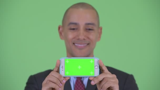 Πρόσωπο του ευτυχισμένο καραφλό πολυεθνικός επιχειρηματίας σκέψης ενώ δείχνει το τηλέφωνο — Αρχείο Βίντεο