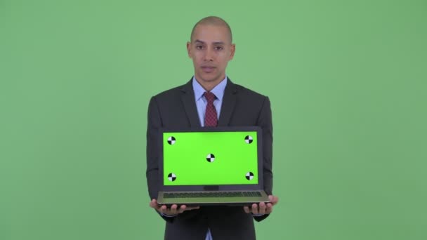 Напружений лисий багатоетнічний бізнесмен, що показує ноутбук — стокове відео