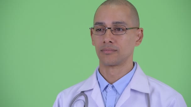 Visage de l'homme chauve heureux multi ethnique médecin penser tout en levant les yeux — Video