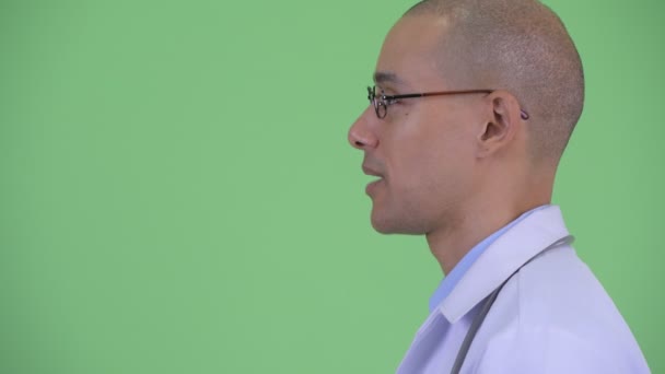 Visão de perfil de close-up de feliz careca multi médico homem étnico explicando algo — Vídeo de Stock