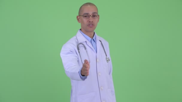 Feliz careca multi étnico homem médico dando aperto de mão — Vídeo de Stock