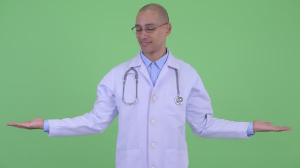 Feliz calvo multiétnico médico hombre comparando algo — Vídeo de stock