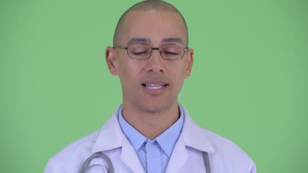 幸せなハゲの顔多民族男性医者うなずく頭はい — ストック動画