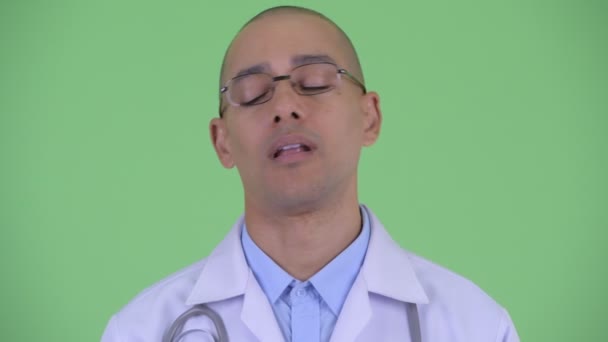 Πρόσωπο του σοβαρού καραφλού πολυεθνές γιατρός νεύμα κεφάλι όχι — Αρχείο Βίντεο