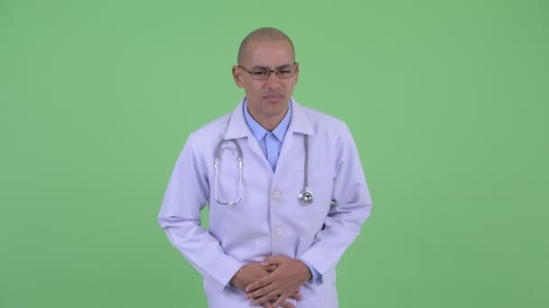 Stresszes, kopasz, több nemzetiségű orvos stomachache — Stock videók
