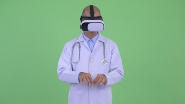Yakışıklı kel çok etnik adam doktor sanal gerçeklik kulaklık kullanarak