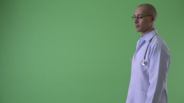 Mutlu kel çok etnik adam doktor gülümseyen profil görünümü