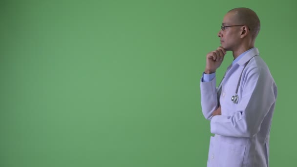 Προβολή προφίλ του ευτυχισμένο φαλακρό πολυεθνός γιατρός σκέψης — Αρχείο Βίντεο
