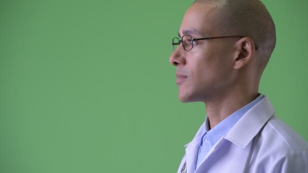 Primo piano profilo vista di felice calvo multi etnico uomo medico sorridente — Video Stock