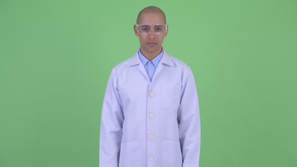 Happy Bald multi etnisk man Doctor med skyddande glasögon leende — Stockvideo
