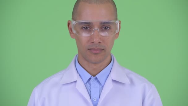 Лицо счастливого лысого врача с защитными очками, улыбающегося — стоковое видео