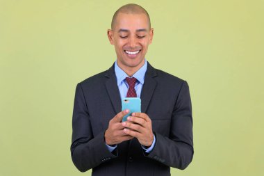 Mutlu kel çok etnik işadamı telefon kullanarak