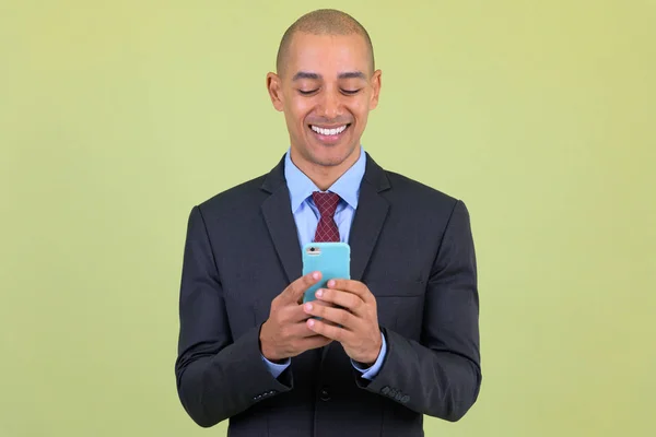 Feliz careca multi empresário étnico usando telefone — Fotografia de Stock