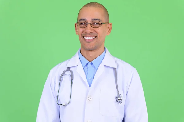 Twarz szczęśliwego łysy Multi etniczny lekarz mężczyzna myślenia — Zdjęcie stockowe