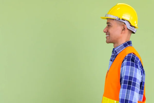 Perfil vista de feliz multi homem étnico trabalhador da construção sorrindo — Fotografia de Stock