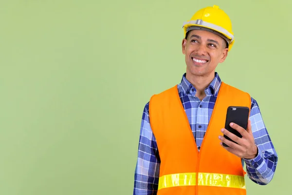 電話を使いながら考える幸せな多民族男性建設労働者 — ストック写真