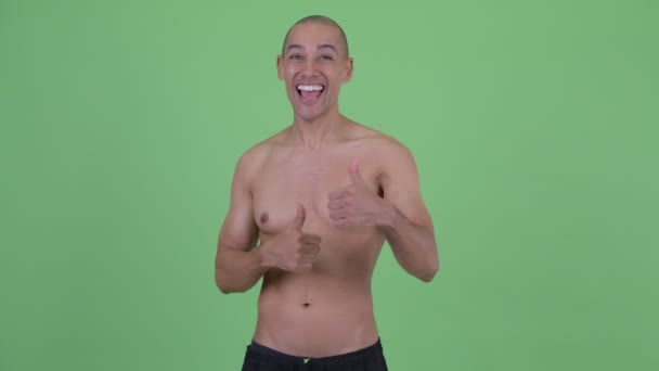 Glücklich glatzköpfige multiethnische hemdlose Mann gibt die Daumen nach oben und sieht aufgeregt — Stockvideo
