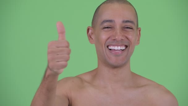 Лицо счастливого лысого мужчины без рубашки, показывающего большие пальцы — стоковое видео