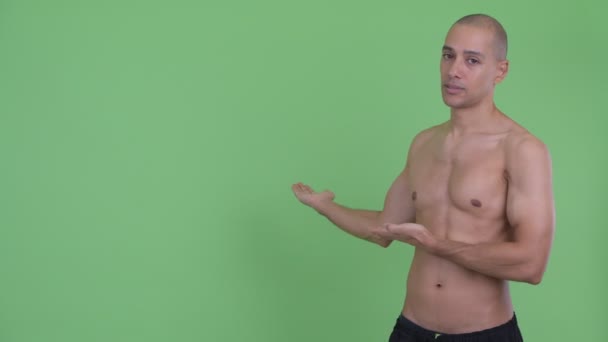 Estressado careca multi étnico sem camisa homem mostrando para trás — Vídeo de Stock