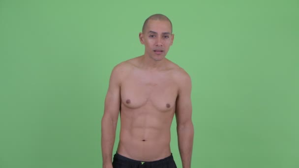 Gestrest kale multi etnische shirtless man het krijgen van slecht nieuws — Stockvideo