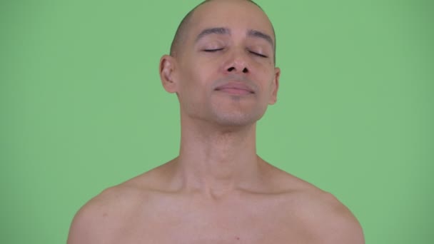 Gezicht van Happy Bald multi etnische shirtless man ontspannen met ogen gesloten — Stockvideo