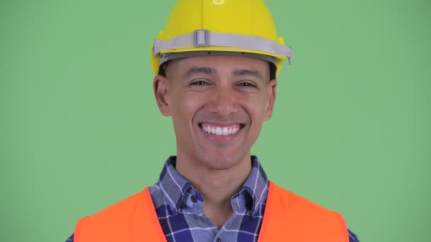 Rostro de feliz hombre multiétnico trabajador de la construcción sonriendo — Vídeos de Stock