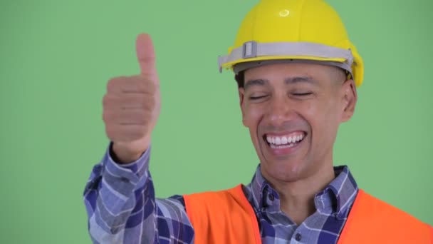 Rostro de feliz hombre multiétnico trabajador de la construcción dando pulgares hacia arriba — Vídeos de Stock