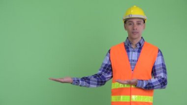 Stresli çok ırklı adam inşaat işçisi bir şey gösteren