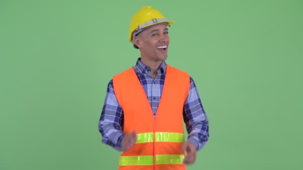 Щасливий багатонаціональний чоловік будівельник плескає руками — стокове відео