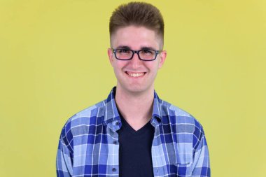 Gülümseyen mutlu genç yakışıklı hipster adam yüz