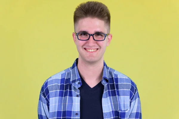 Cara de joven feliz guapo hipster hombre sonriendo — Foto de Stock