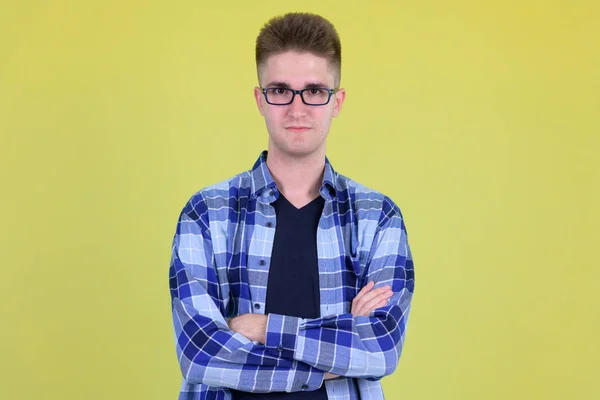 Joven hombre hipster guapo con los brazos cruzados — Foto de Stock