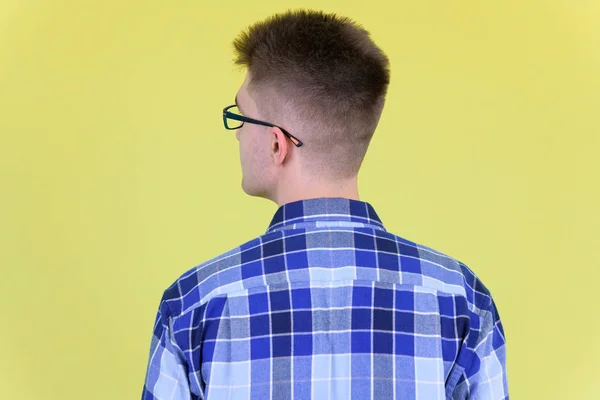 Vista trasera del joven hipster con gafas graduadas —  Fotos de Stock
