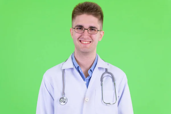 Rosto de jovem feliz bonito homem médico sorrindo — Fotografia de Stock