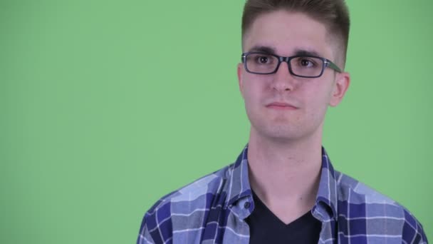 Ansikte av lyckliga unga stilig hipster man tänkande — Stockvideo