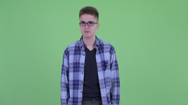 Feliz joven guapo hipster hombre recibiendo buenas noticias — Vídeo de stock