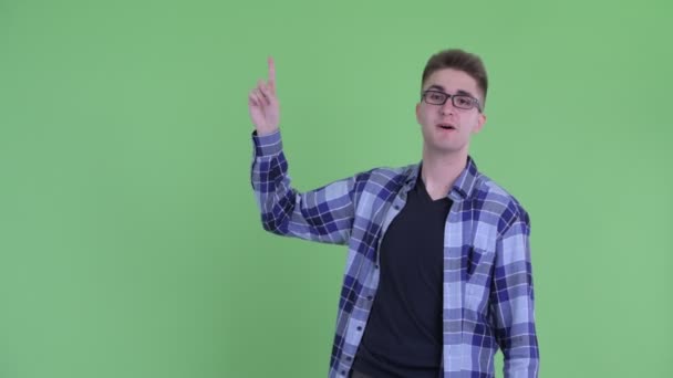 Felice giovane bello hipster uomo parlando mentre punta in su — Video Stock