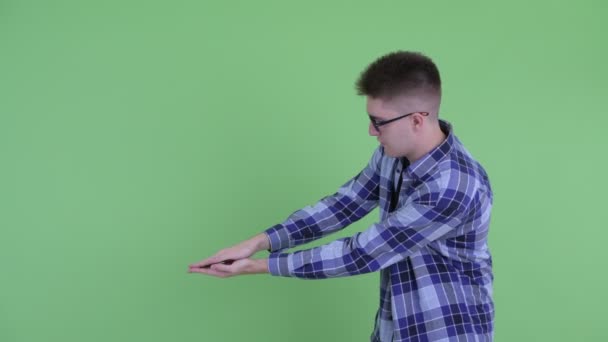 Gelukkig jong hipster man knippen vingers en tonen iets — Stockvideo