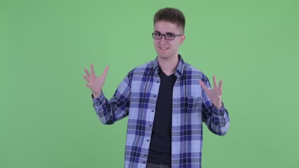Feliz joven hipster hombre hablando y mirando emocionado — Vídeo de stock