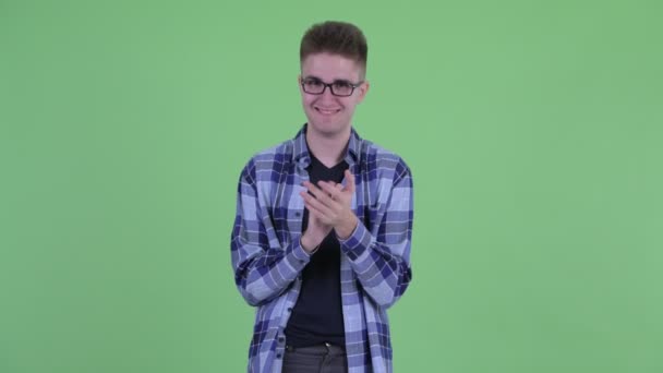 Feliz joven guapo hipster hombre aplaudiendo de la mano — Vídeos de Stock