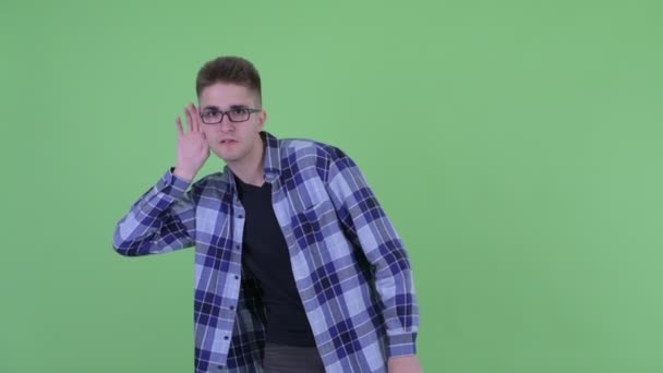 Lycklig ung hipster man lyssnar medan skrattar — Stockvideo