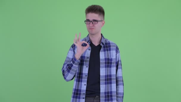 Glücklich junge hübsche Hipster-Mann mit ok Zeichen — Stockvideo