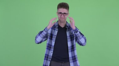 Stresli genç hipster adam baş ağrısı olan