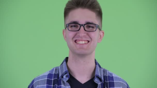 Tvář šťastného mladého hipstera pokyvuje hlavou Ano — Stock video