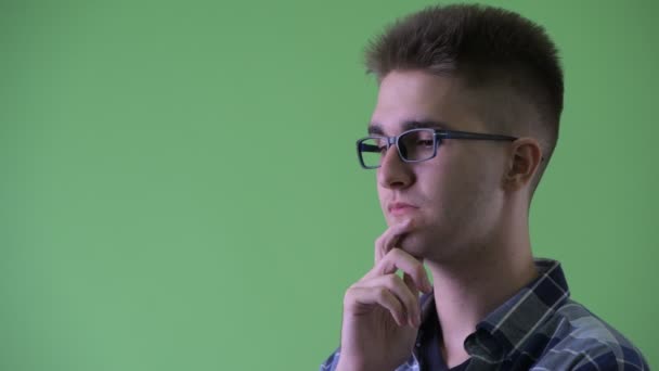 Detailní profil pohled na šťastný mladý hipster muž myšlení — Stock video