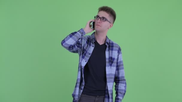 Šťastný mladý hipster muž mluví po telefonu — Stock video