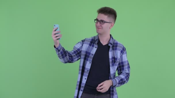 Feliz jovem hipster homem vídeo chamando com telefone — Vídeo de Stock